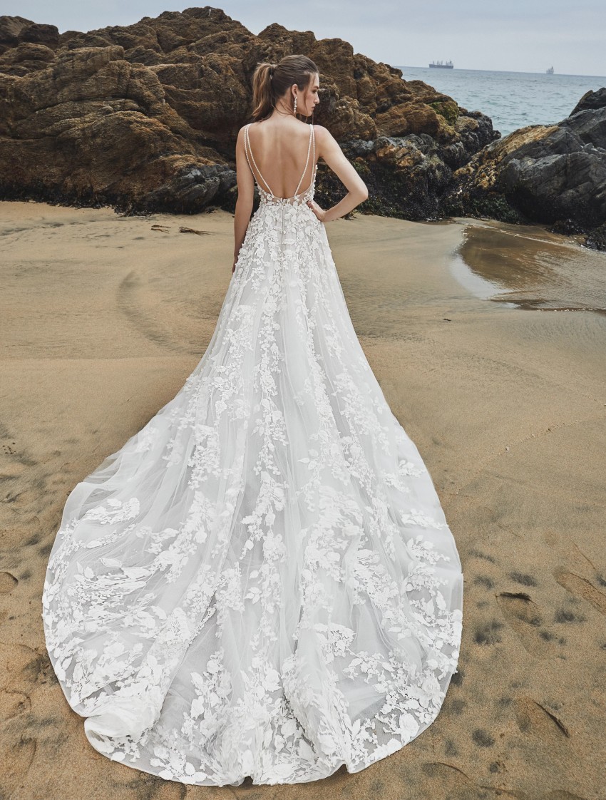 A Gorgeous E Lace Beach Wedding Dresses Sheer Plunging Neck Appliqued Backless Bridal Gowns Sweep Train Beaded Robes De Mari E