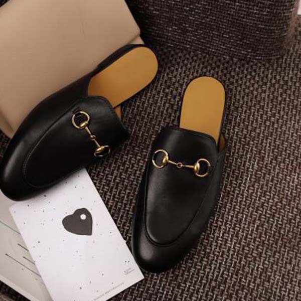 2020Classic High Quality Cowhide women shoes luxury Designer Metal buckle beach slippers Mules Princetown slippers, Red
2020Classic High Quality Cowhide women shoes luxury Designer Metal buckle beach slippers Mules Princetown slippers, Red