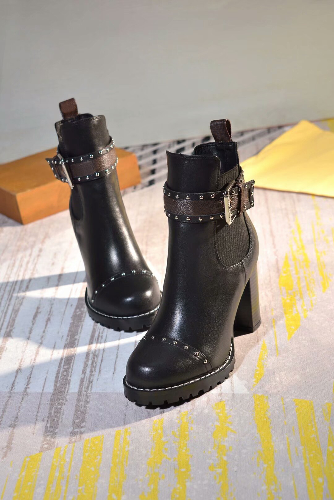 2020 Luxury Woman Boots Brown Printed Black Leather Chunky Heel Fashion Martin Boots Platform Womens Lady Ankle Boots Designer Winter Shoes
2020 Luxury Woman Boots Brown Printed Black Leather Chunky Heel Fashion Martin Boots Platform Womens Lady Ankle Boots Designer Winter Shoes