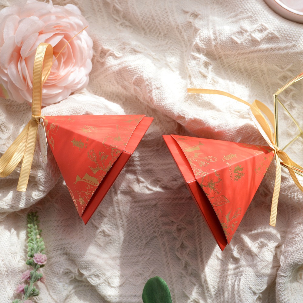 Rose Red Triangular Pyramid Style Candy Box Wedding Favors Party Supplies Paper Gift Boxes with THANKS Card Chocolate Box
Rose Red Triangular Pyramid Style Candy Box Wedding Favors Party Supplies Paper Gift Boxes with THANKS Card Chocolate Box