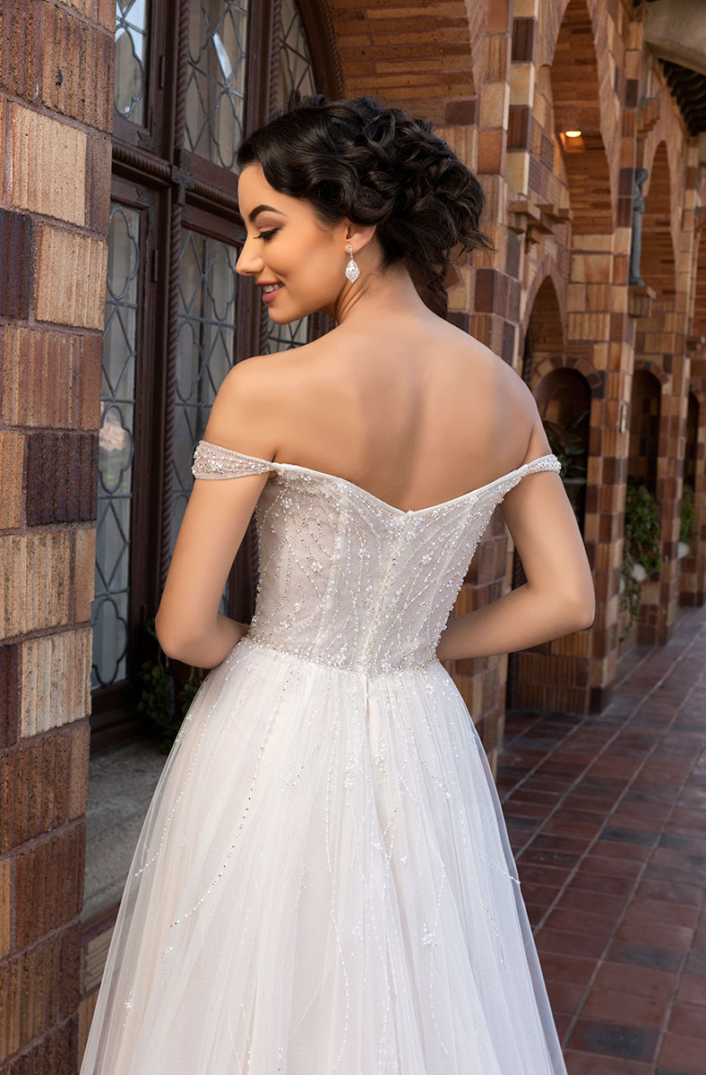 Kittychen Beading Wedding Dresses Off Shoulder Beads Pearls Backless Wedding Dress Tulle Sweep Train Beach Bridal Gowns