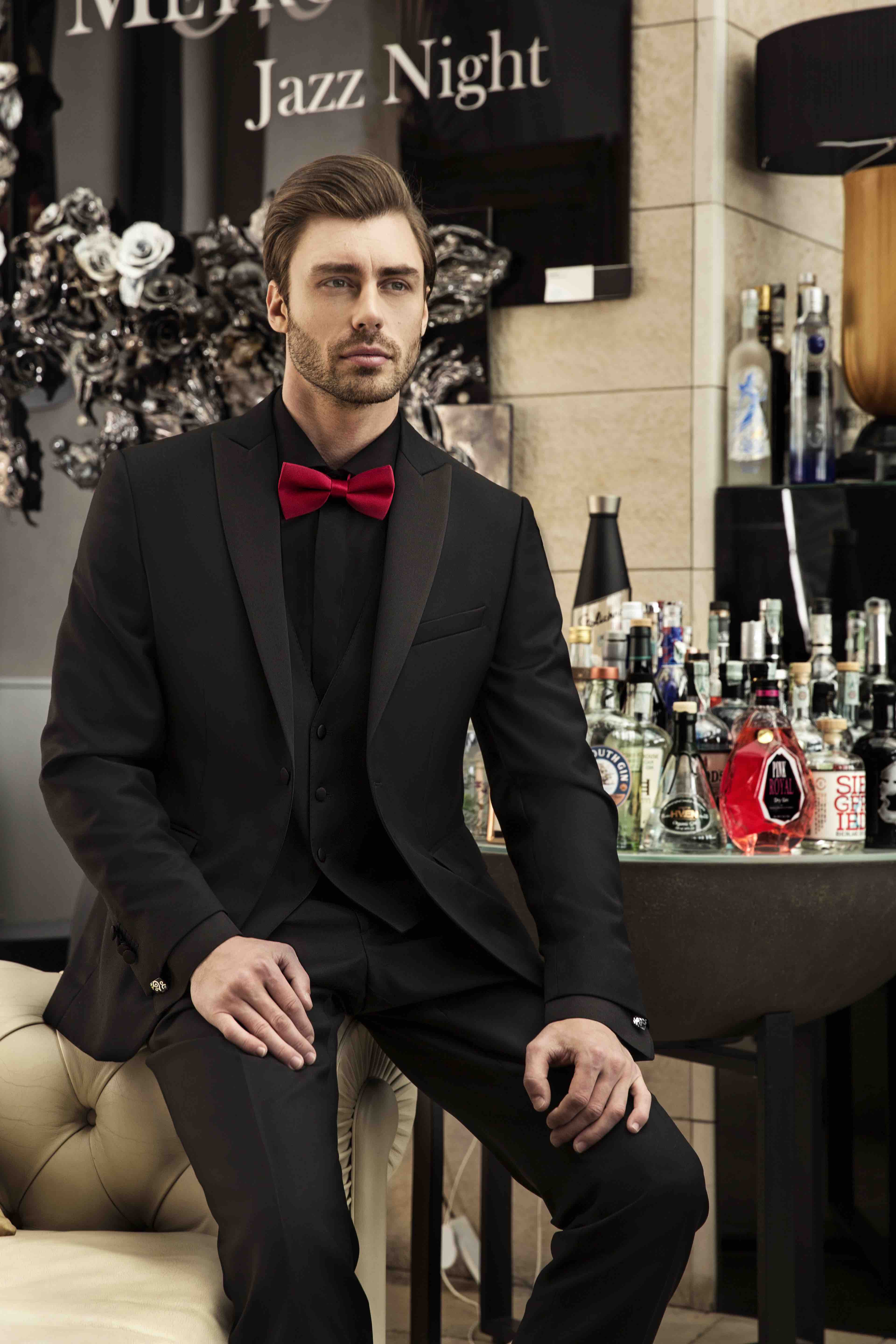 Handsome Black Groom Tuxedos Three Pieces Mens Wedding Suits Custom Made Modest Slim Fit Mens Formal Party Suit(Jacket+Vest+Pants)