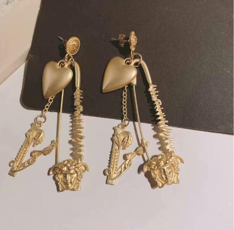 European and American personality catwalk long retro van metal round person head pin pendant female love earrings earrings female, Golden;silver
European and American personality catwalk long retro van metal round person head pin pendant female love earrings earrings female, Golden;silver