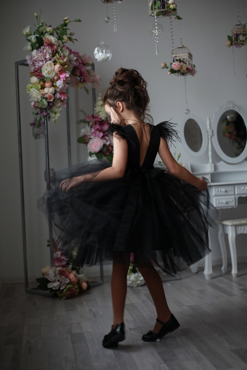 Amazing Black Feather Backless Flower Girl Dresses For Wedding Beaded Pageant Gowns Knee Length Kids Tulle First Holy Communion Dress