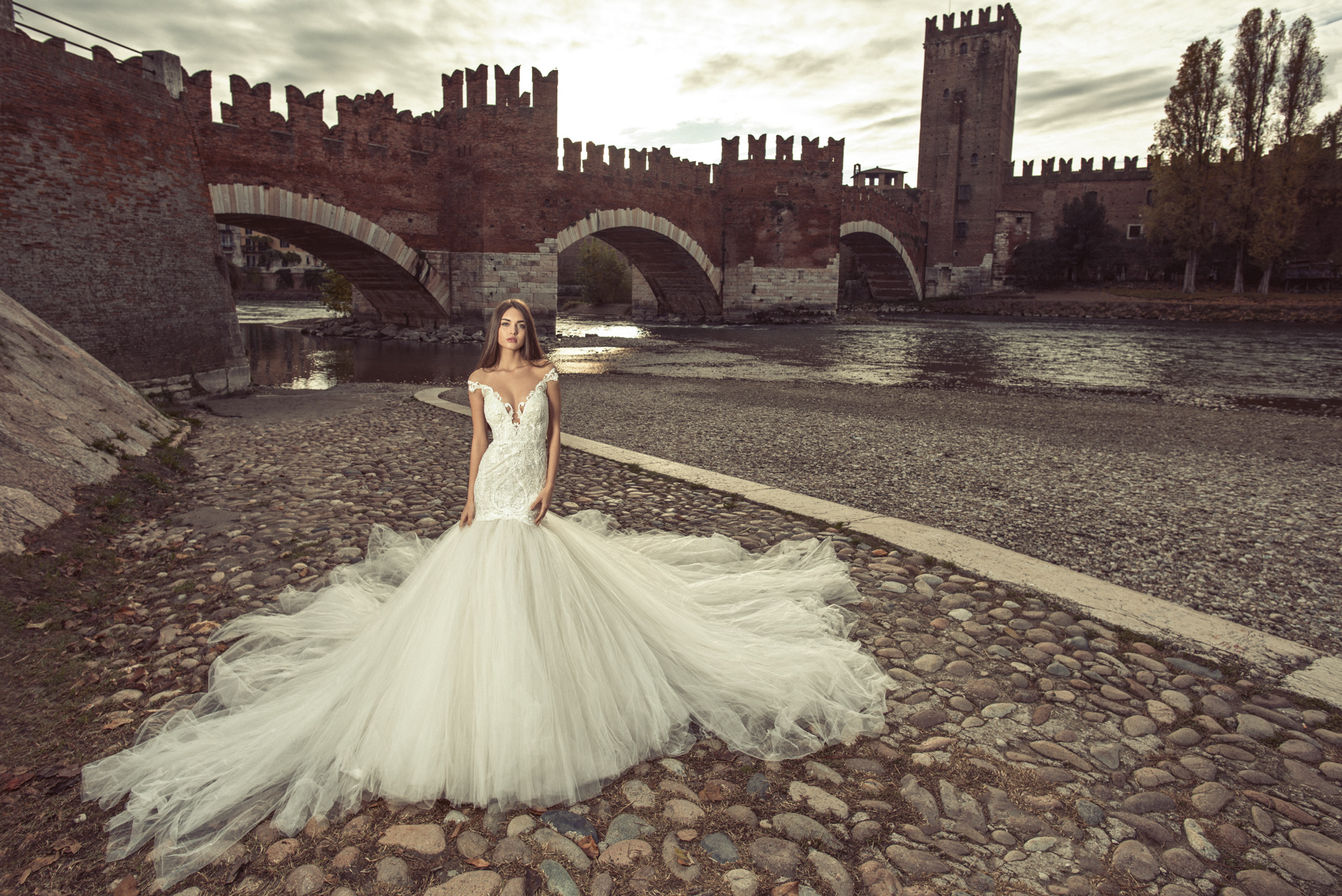 Julia Kontogruni Mermaid Wedding Dresses 2019 Sheer V Neck Cap Sleeves Lace Applique Court Train Beach Wedding Dress Backless Bridal Gowns