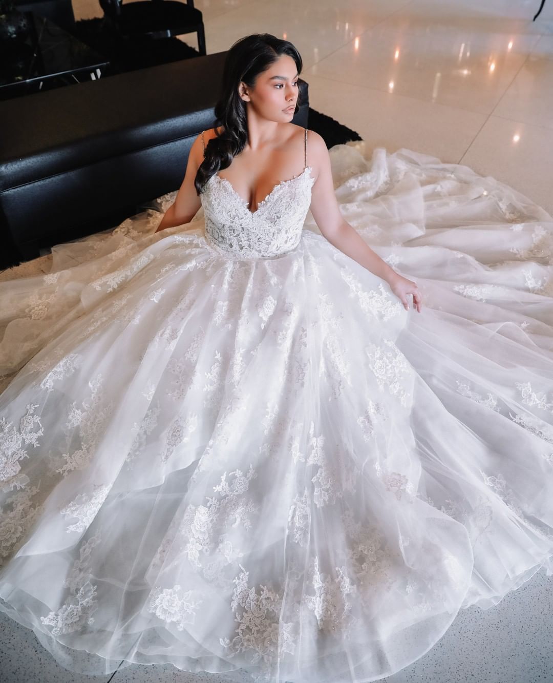 Plus Stunning Size Lace Wedding Dresses Spaghetti Straps V Neck A E Tiered Bridal Gowns Sweep Train Tulle Robe De Mari E