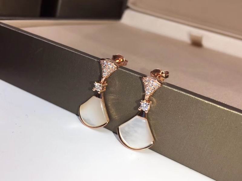 2020 hot new arrival high quality white fan-shaped with crystal Earrings long Stud with box and dast bag fashion design stud
2020 hot new arrival high quality white fan-shaped with crystal Earrings long Stud with box and dast bag fashion design stud