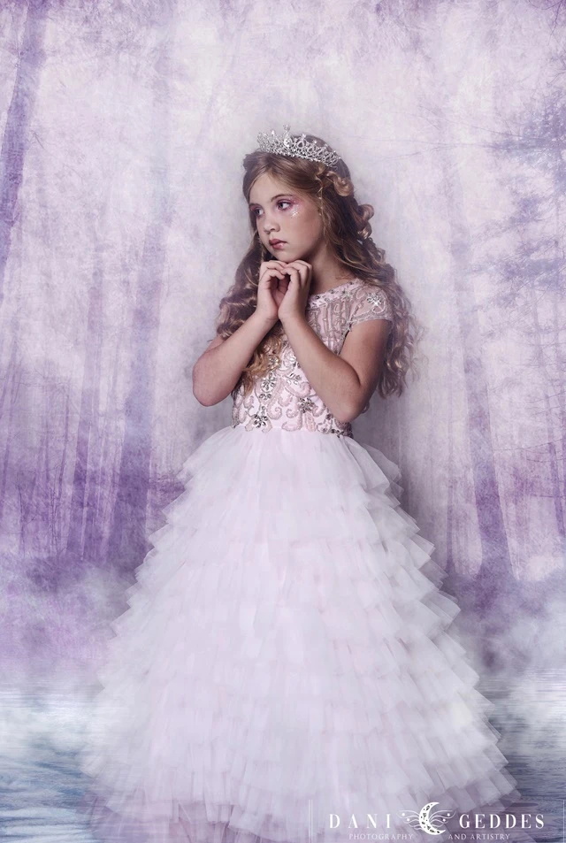 Elegant Flower Girl Dresses for Weeding Tulle Jewel Neck Floor Length Beautiful Appliqued Tiered Dress Girls Formal Pageant Gowns
