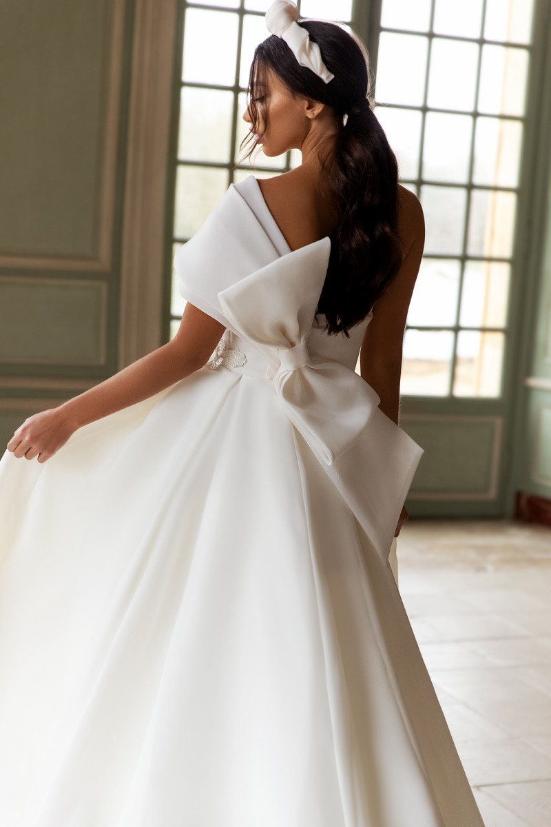 A Stylish E Beaded Wedding Dresses One Shoulder Neck Appliqued Side Split Bridal Gowns Sweep Train Robe De Mari E