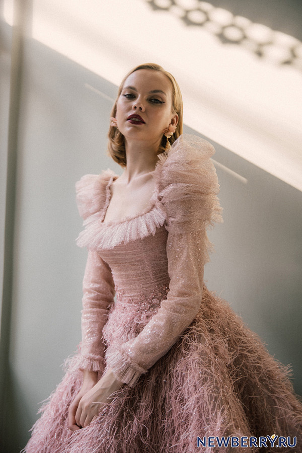 2020 Luxury Bling Evening Dresses Custom Made Long Sleeve Appliqued Sequins Feather Prom Dress Square Neck Sweep Train A-line Pageant Gown