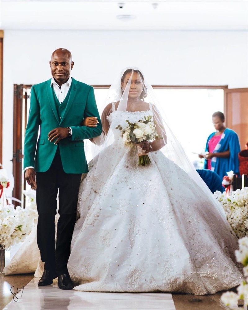 Sexy South African Applique Beaded Ball Gown Wedding Dresses Open Back Lace Crystal Black Girl Plus Size Bridal Gowns
