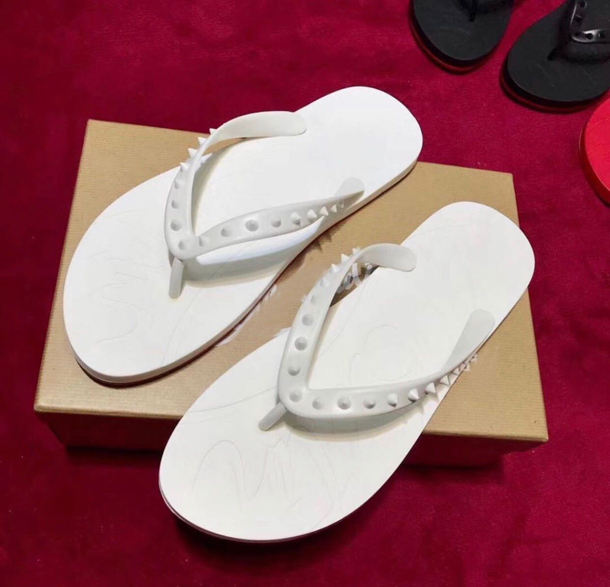 Hot Summer Slipper Beach Slides Studs Red Bottom Loubi Flip Flat Men's Slide Non-slip Outdoor Boy Slippers Flip Flops Sandalias With Box, Black
Hot Summer Slipper Beach Slides Studs Red Bottom Loubi Flip Flat Men's Slide Non-slip Outdoor Boy Slippers Flip Flops Sandalias With Box, Black