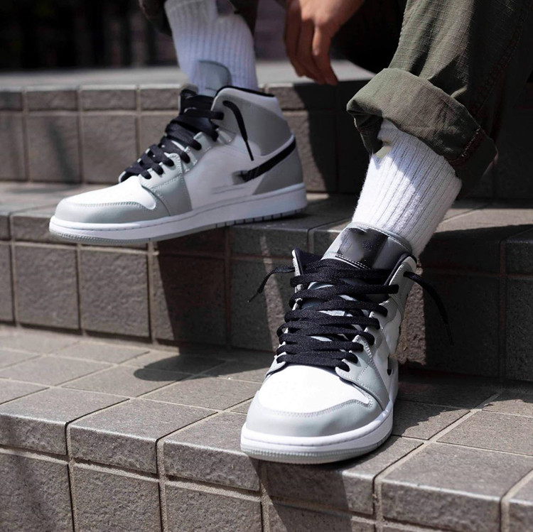 Jumpman 1 Mid Light Smoke Grey 554724 092 with LIGHT SMOKE GREY BLACK WHIT berathable sports sneakers shoes designer shoes men schoenen
Jumpman 1 Mid Light Smoke Grey 554724 092 with LIGHT SMOKE GREY BLACK WHIT berathable sports sneakers shoes designer shoes men schoenen