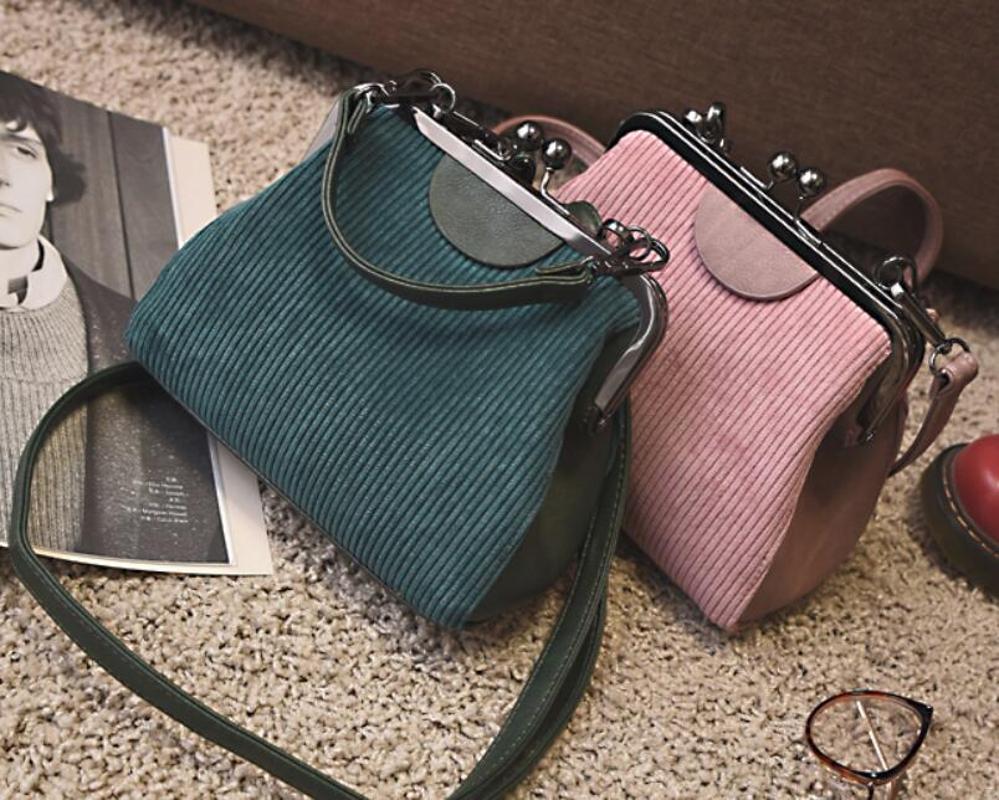 High quality corduroy shoulder Messenger bag female 2020 new shell folder handbag multifunction diagonal bag female handbags, Black
High quality corduroy shoulder Messenger bag female 2020 new shell folder handbag multifunction diagonal bag female handbags, Black