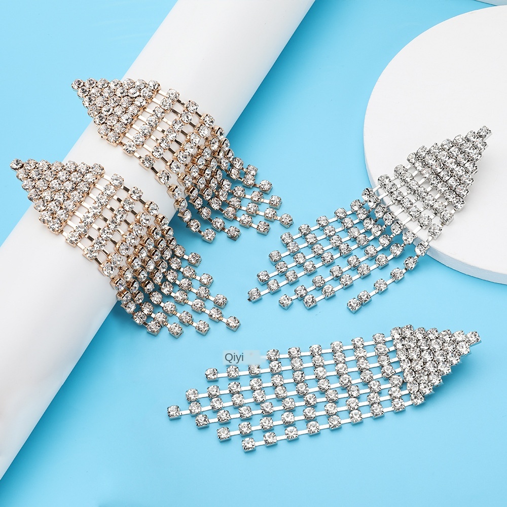 Exaggerated fashion claw chain rhinestone diamond triangle long tassel earrings women's dinner Super Fairy earrings
Exaggerated fashion claw chain rhinestone diamond triangle long tassel earrings women's dinner Super Fairy earrings
