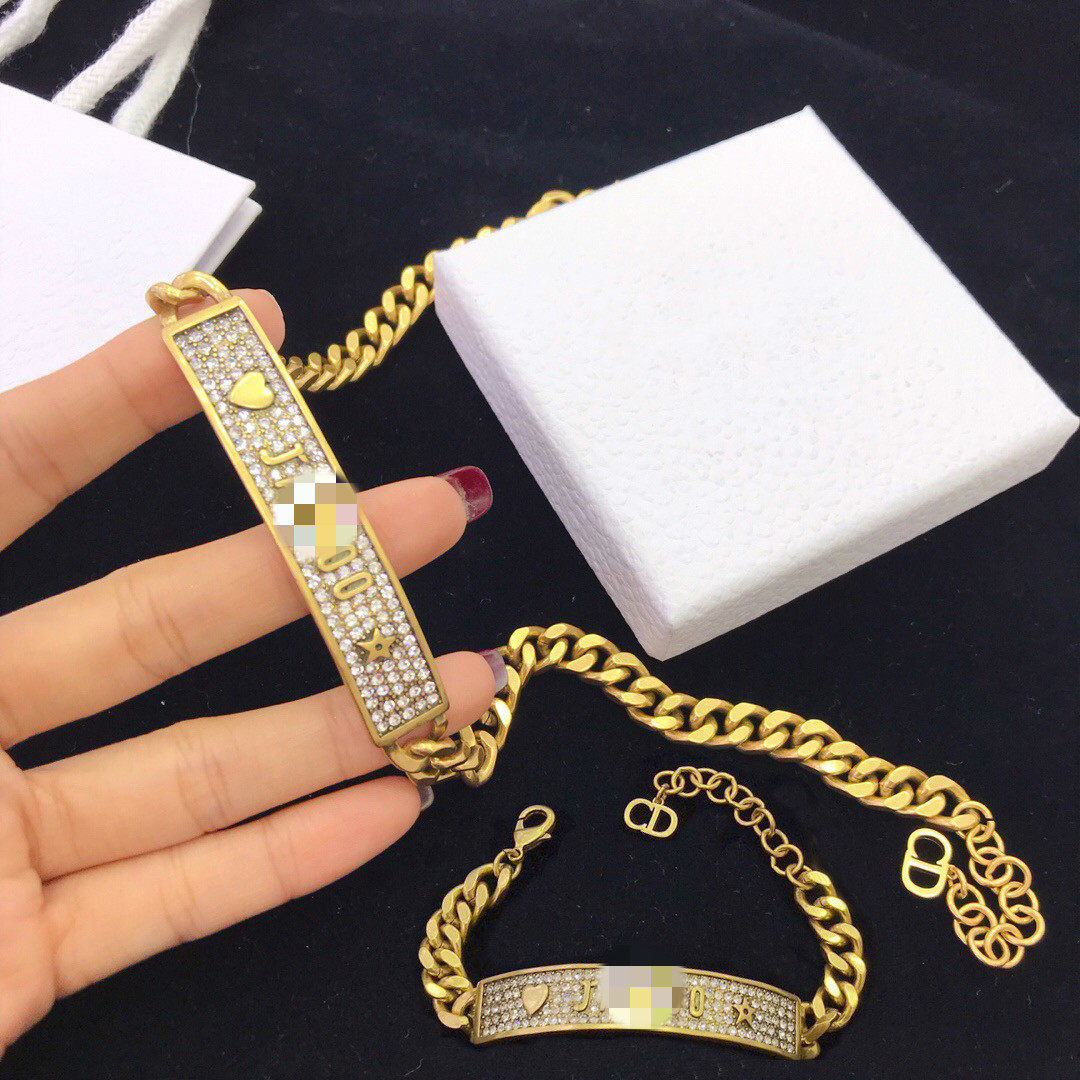 2020CD family letter necklace female Dijia brass diamond chain personalized necklace temperament female internet red clavicle bracelet, Golden;silver
2020CD family letter necklace female Dijia brass diamond chain personalized necklace temperament female internet red clavicle bracelet, Golden;silver