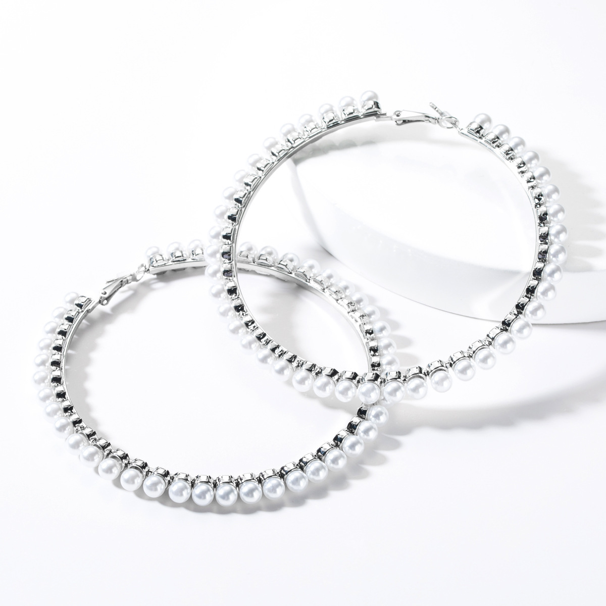 Exaggerated fashion big circle with pearl earrings female temperament and personality all-match earring show street shooting
Exaggerated fashion big circle with pearl earrings female temperament and personality all-match earring show street shooting