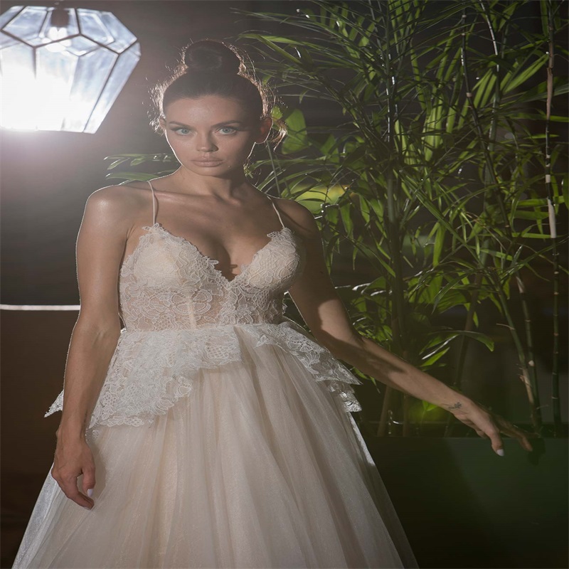 Newest Sexy Beach A Line Wedding Dresses Spaghetti Strap Sleeveless Lace Appliqued Wedding Dress Backless Bandage Custom Made Bridal Gown
