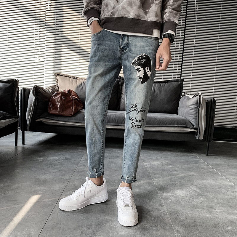 2020 Four Seasons New Men's Jeans Printed Letter Foot Pants Korean Slim Elastic Embroidery Pattern Small Straight FootMan Jeans, Sky blue
2020 Four Seasons New Men's Jeans Printed Letter Foot Pants Korean Slim Elastic Embroidery Pattern Small Straight FootMan Jeans, Sky blue