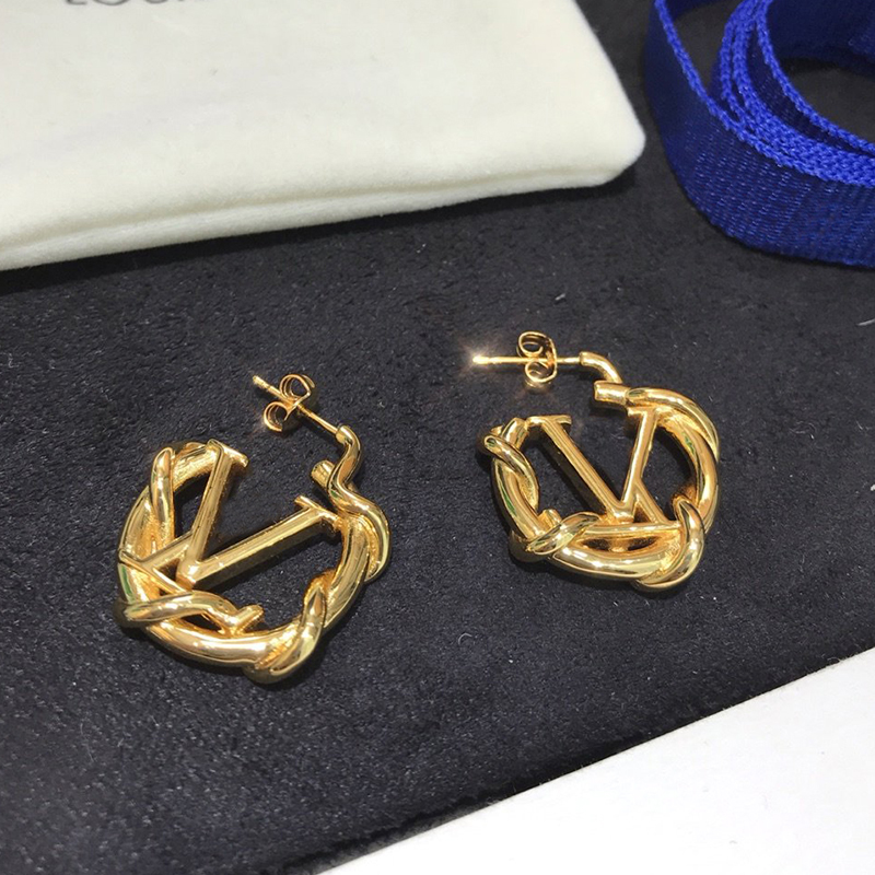 C2144 Extravagant jewelry men stud V letters Classic design earrings circle flower women stud earrings fashion style, Golden;silver
C2144 Extravagant jewelry men stud V letters Classic design earrings circle flower women stud earrings fashion style, Golden;silver