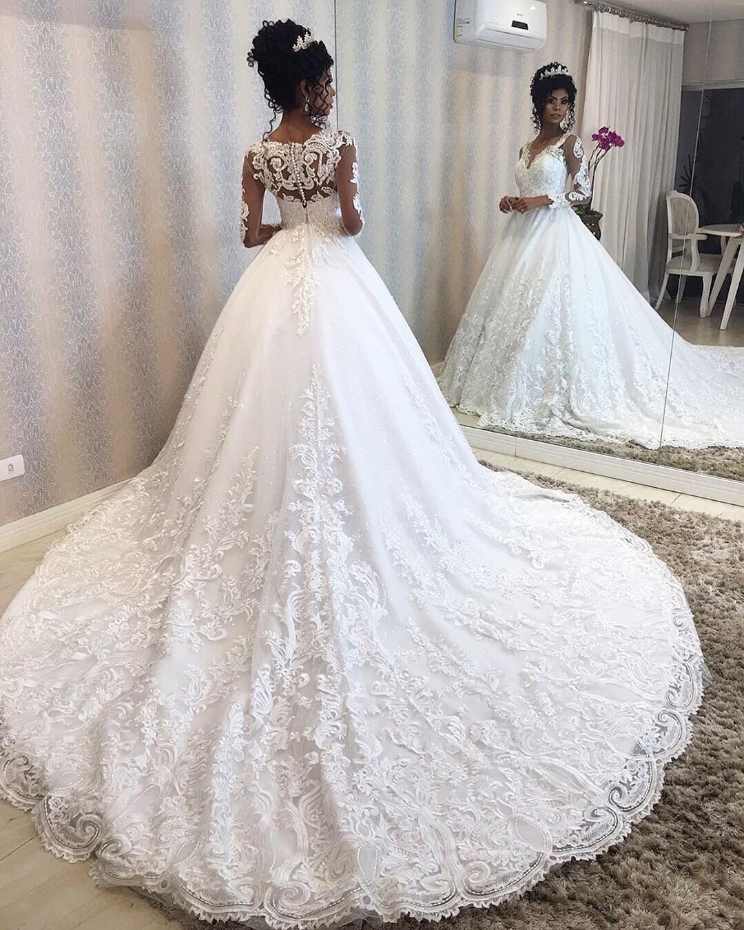 Sequined Elegant Lace Wedding Dresses Sheer Jewel Neck Appliqued Covered Buttons Back Bridal Gowns Sweep Train Tulle Robe De Mari E