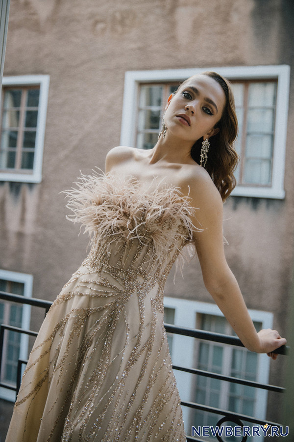 Luxury Evening Dresses Custom Made Champagne A-line Appliqued Sequins Feather Prom Dress Sexy Strapless Bling Sweep Train Pageant Gown Cheap