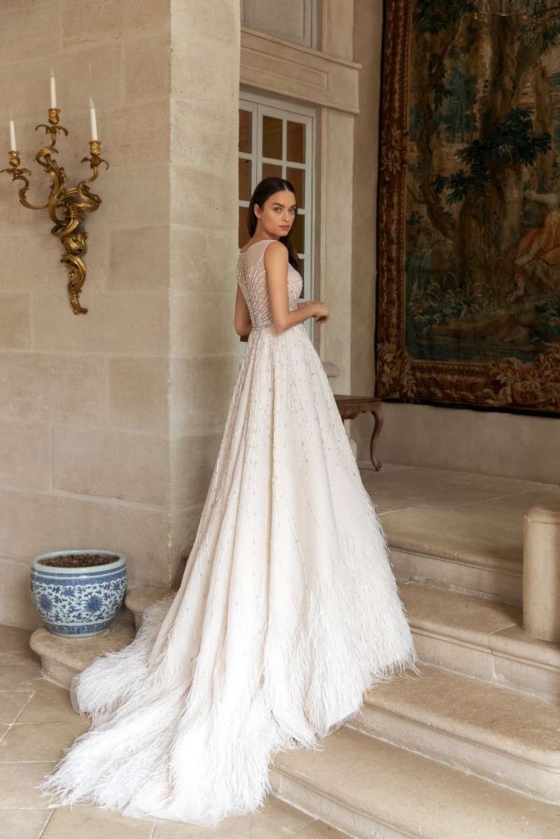 Stunning A Line Feather Beading Wedding Dresses Bateau Neck Sequined Bridal Gowns Sweep Train Tulle robe de mariée