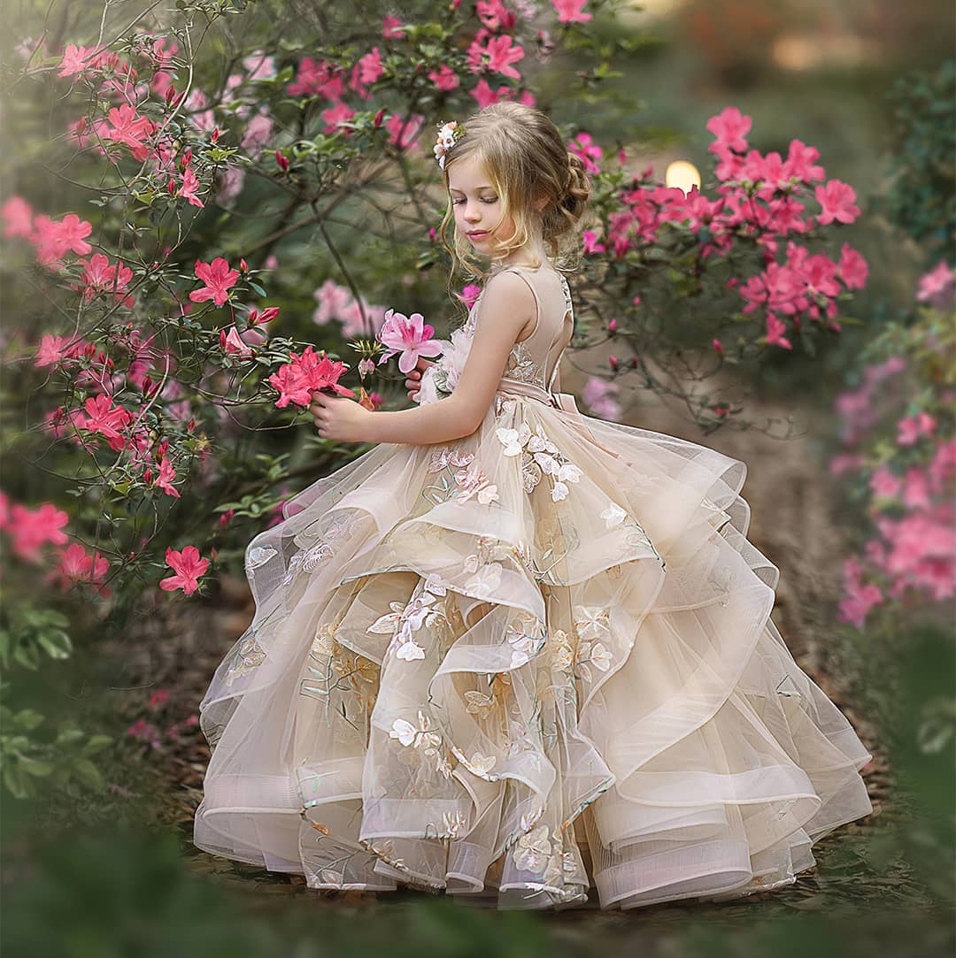 Stunning Lace A Line Tiered Flower Girl Dresses For Wedding Appliqued Toddler Pageant Gowns Sheer Bateau Neck Backless Kids Prom Dress