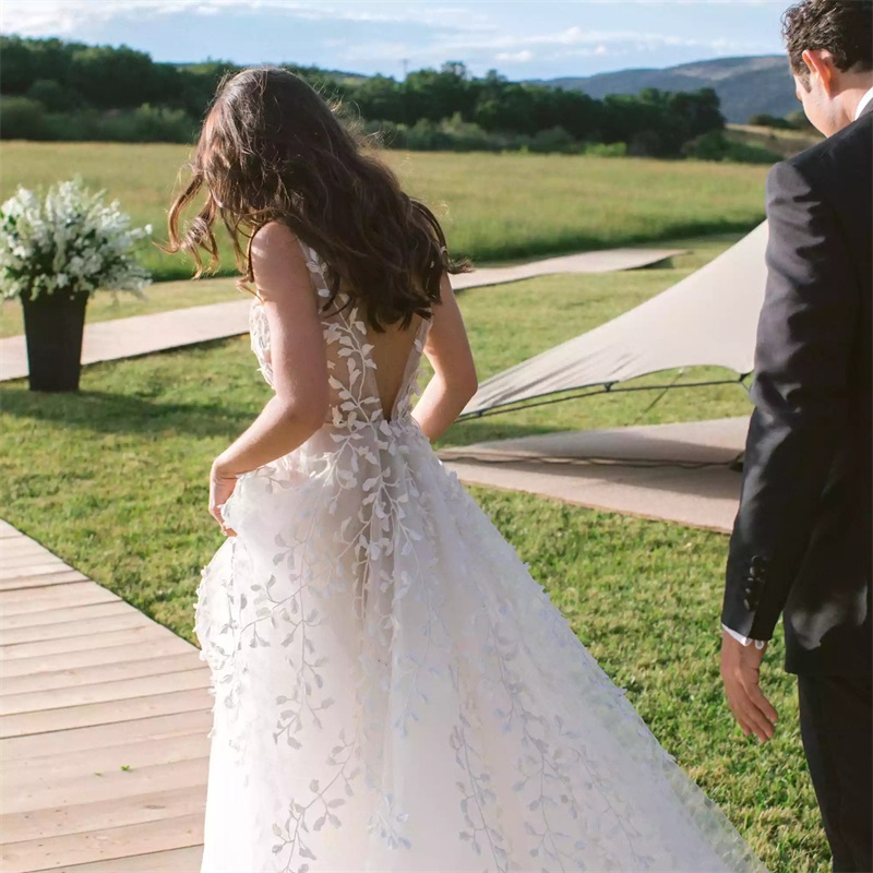 Sexy V-neck Backless Wedding Dresses Appliqued Lace A Line Beach Bohemia Wedding Gown Sleeveless Custom Made Sweep Train Robes De Mariée