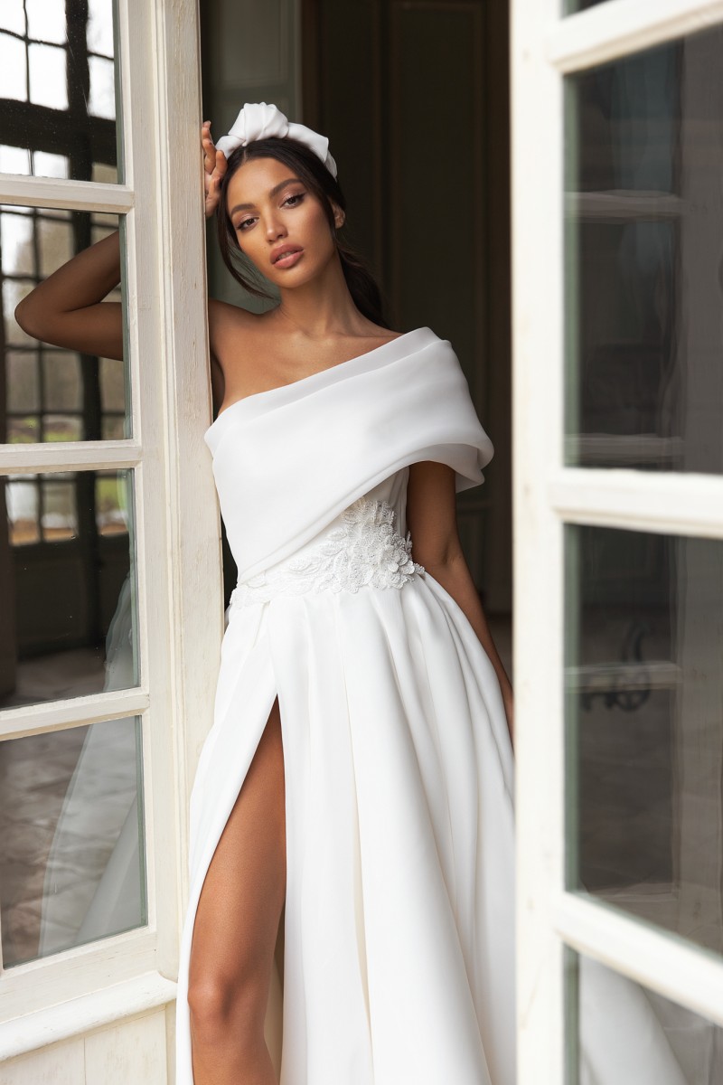A Stylish E Beaded Wedding Dresses One Shoulder Neck Appliqued Side Split Bridal Gowns Sweep Train Robe De Mari E