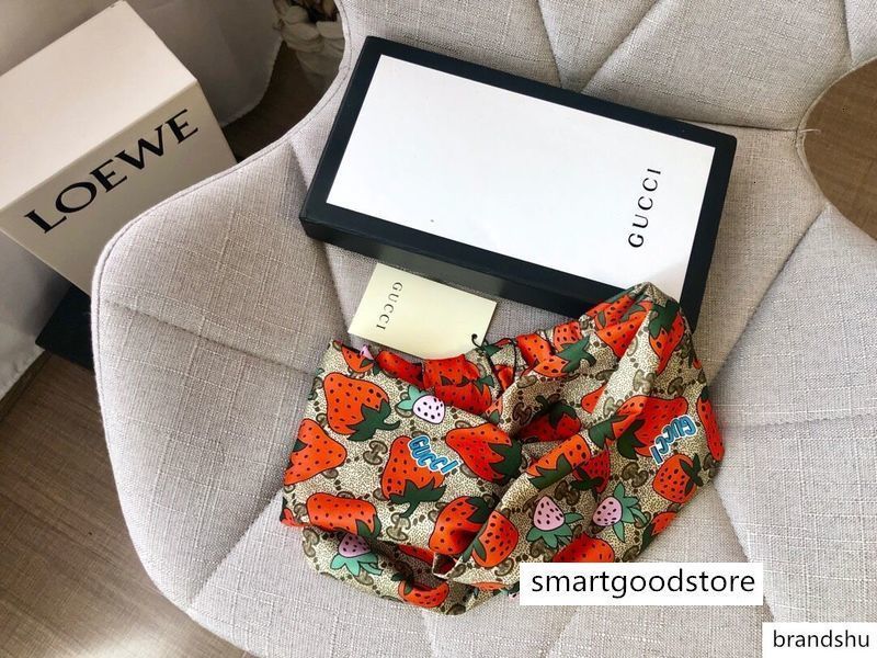 With box Designers Silk Turban Headband hair bands for Women Summer Itay Brand strawberry style headbands Head Scarf Dropshipping
With box Designers Silk Turban Headband hair bands for Women Summer Itay Brand strawberry style headbands Head Scarf Dropshipping