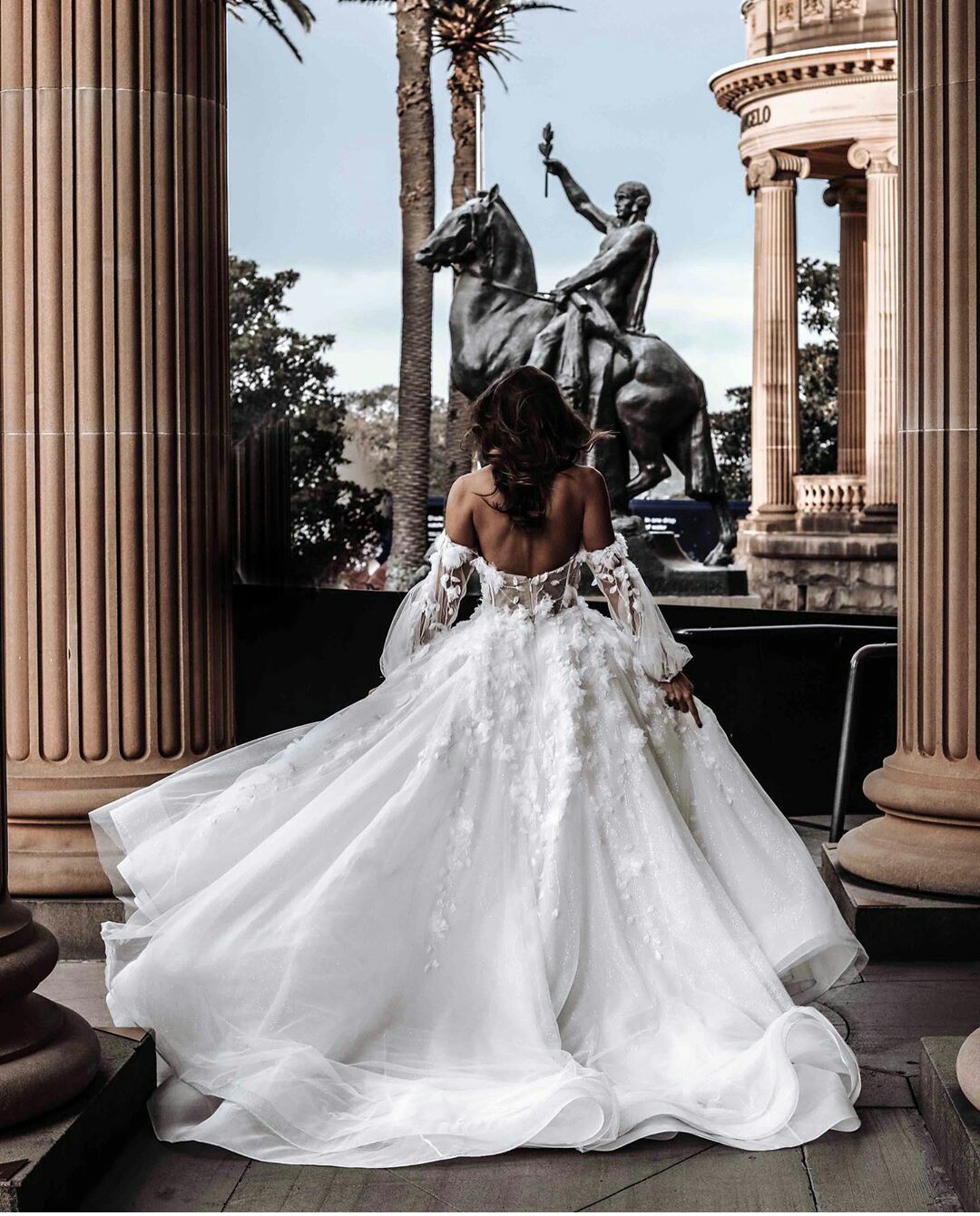 Wedding Dresses A Line Off Shoulder Bridal Gowns Strapless Wedding Gowns Country Style Short Sleeveless Handmade Flowers Lace Appliques