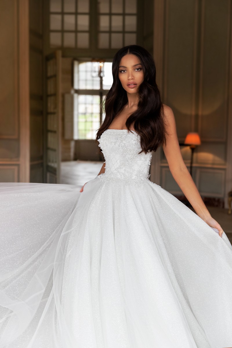 A Amazing E Beading Wedding Dresses Strapless Neck D Appliqued Sequined Bridal Gowns Sweep Train Tulle Robe De Mari E