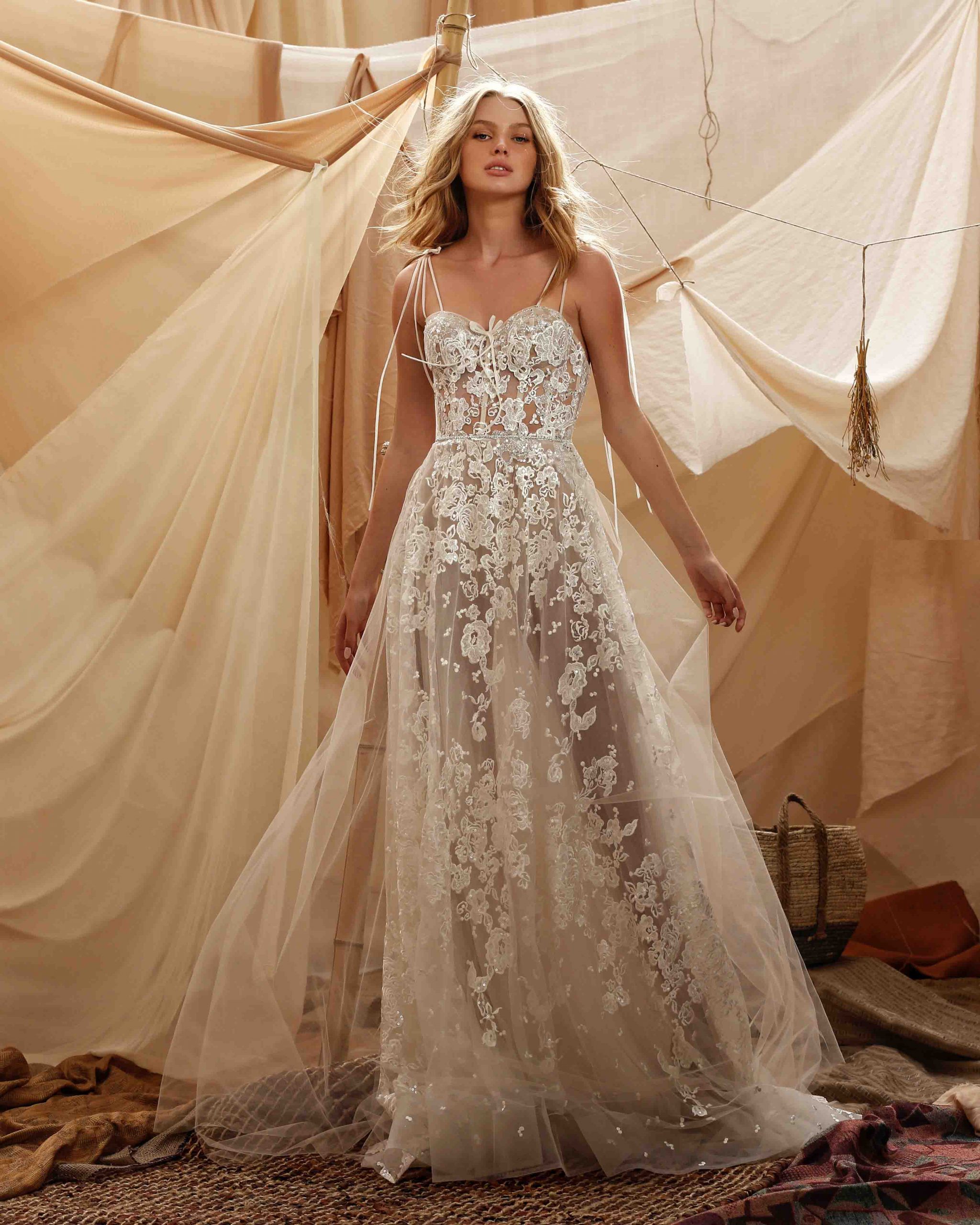 A-Line Wedding Dresses Appliqued Lace Wedding Gown Spaghetti Sleeveless Sweep Train Illusion Backless Vestidos De Novia