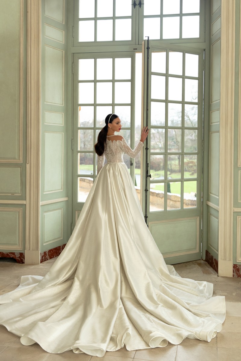 Elegant Sequined Lace Wedding Dresses Sheer Bateau Neck A Line Beaded Long Sleeves Bridal Gowns Sweep Train Satin robe de mariée