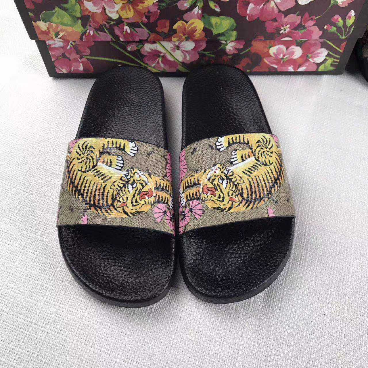 2020 New Designer Mens Womens Slippers Sandals With Tiger Flower Strawberry Printed Beach Slipper Fashion Luxury Casual Slipper Shoes, Black
2020 New Designer Mens Womens Slippers Sandals With Tiger Flower Strawberry Printed Beach Slipper Fashion Luxury Casual Slipper Shoes, Black