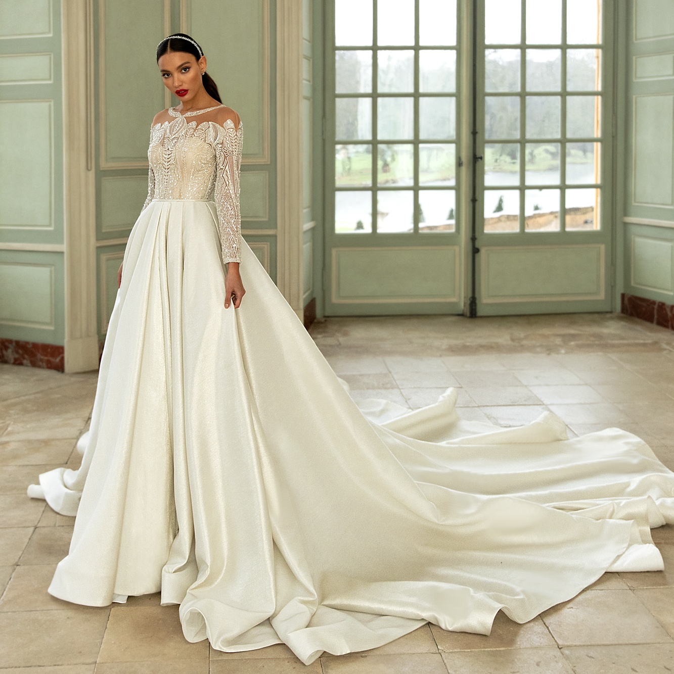 Elegant Sequined Lace Wedding Dresses Sheer Bateau Neck A Line Beaded Long Sleeves Bridal Gowns Sweep Train Satin robe de mariée