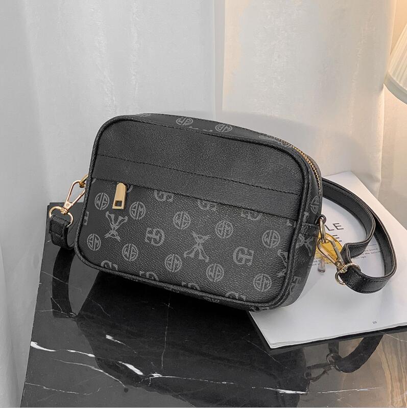 Factory wholesale men bag original design printed mens shoulder bags outdoor leisure leather messenger handbag personality contrast printing fashion handbags
Factory wholesale men bag original design printed mens shoulder bags outdoor leisure leather messenger handbag personality contrast printing fashion handbags