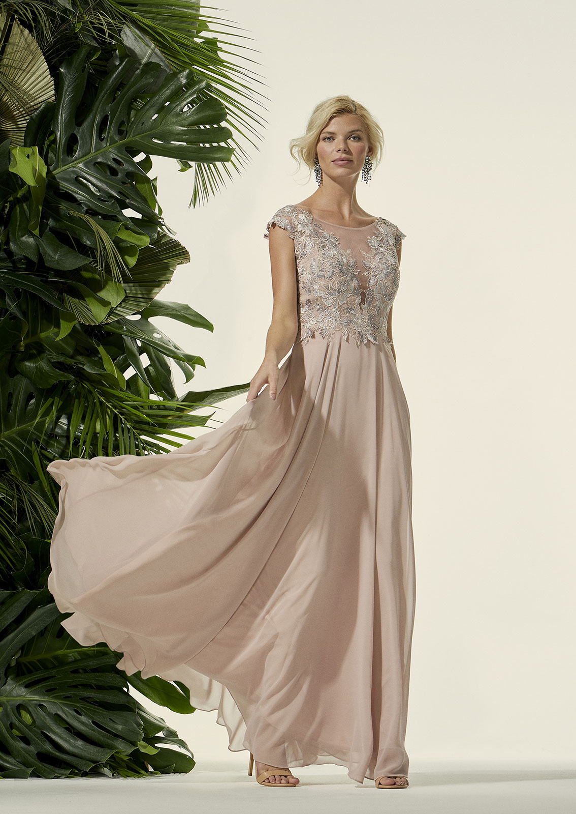 Carla Ruiz 2020 Long Mother of the Bride Dresses Short Sleeve Lace Appliqued Formal Plus Size Wedding Guest Dress Mother's Outfit