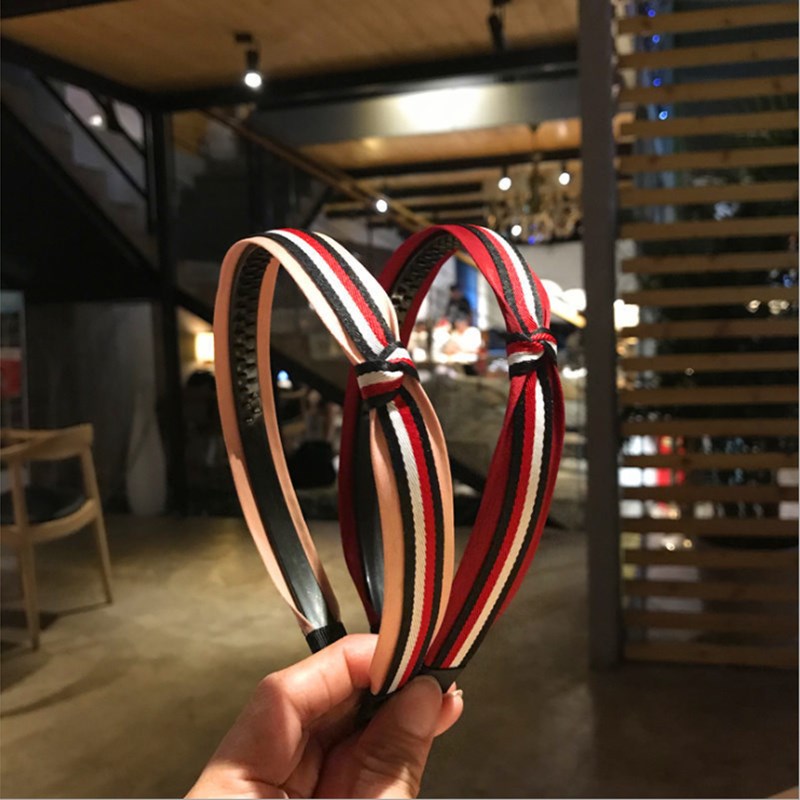 Fashion hair accessories striped side hit color knotted headband with teeth Wild hairpin headdress thin side slip headband women 
Fashion hair accessories striped side hit color knotted headband with teeth Wild hairpin headdress thin side slip headband women