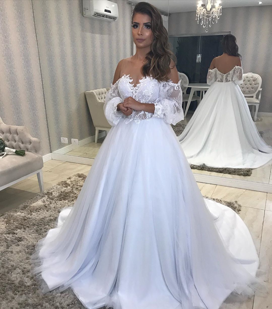 A Stylish E Lace Backless Wedding Dresses Sheer Bateau Neck Long Sleeves Bridal Gowns Sweep Train Tulle Robe De Mari E