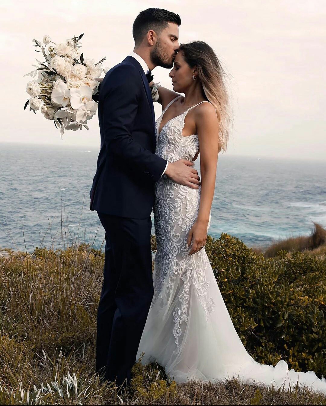 Beach Mermaid Wedding Dresses Sexy V Neck Lace Appliques Bridal Gowns Sweep Train Backless Wedding Dress robes de mariée