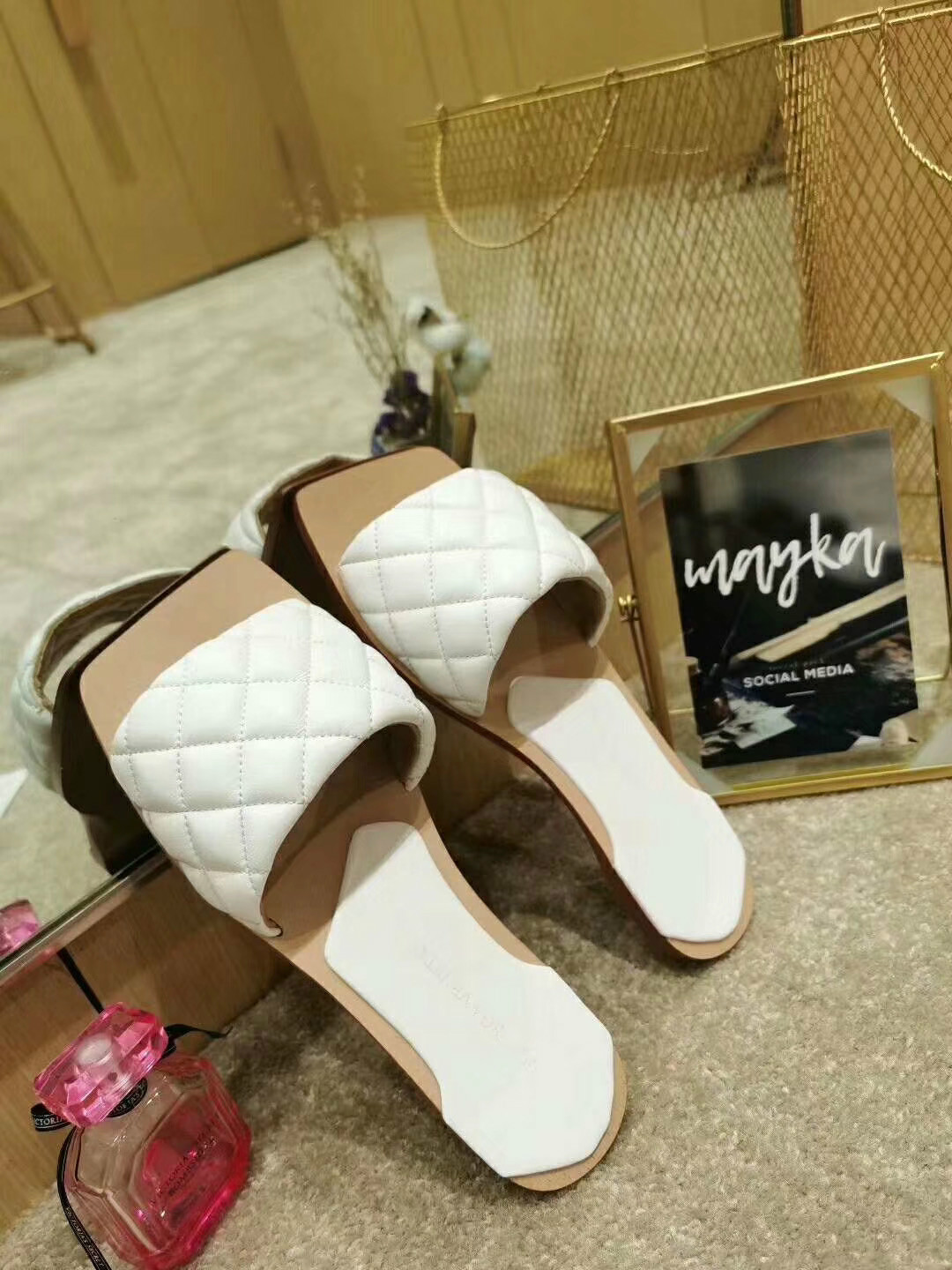 2020 quality 10 Color The latest leather slippers Luxury Matte leather checked women shoes open-toed women flat heel Sandals beach Shoes, Orange
2020 quality 10 Color The latest leather slippers Luxury Matte leather checked women shoes open-toed women flat heel Sandals beach Shoes, Orange