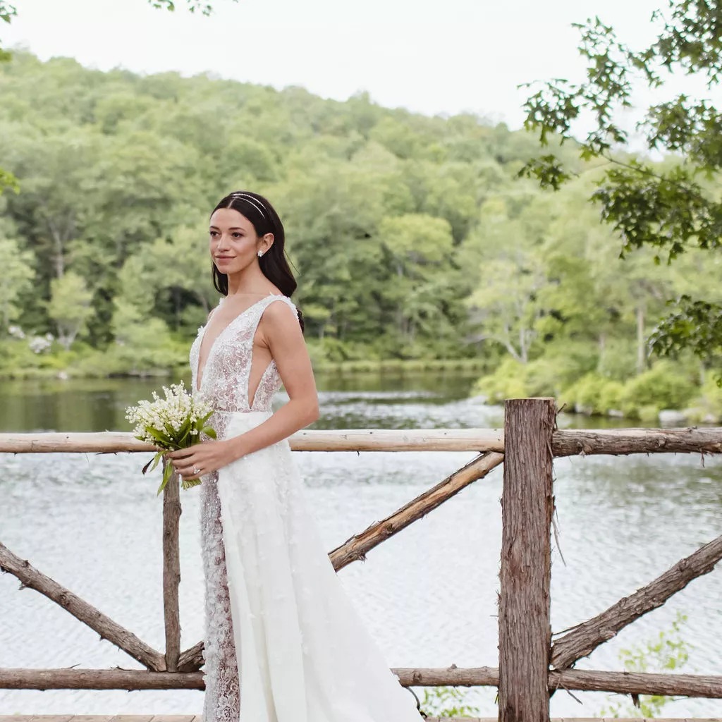 Outside Wedding Dresses V-neck Lace Applique Sequins Wedding Gown Sleeveless Hot Sell Sweep Train Custom Made Vestidos De Novia Hot Sell