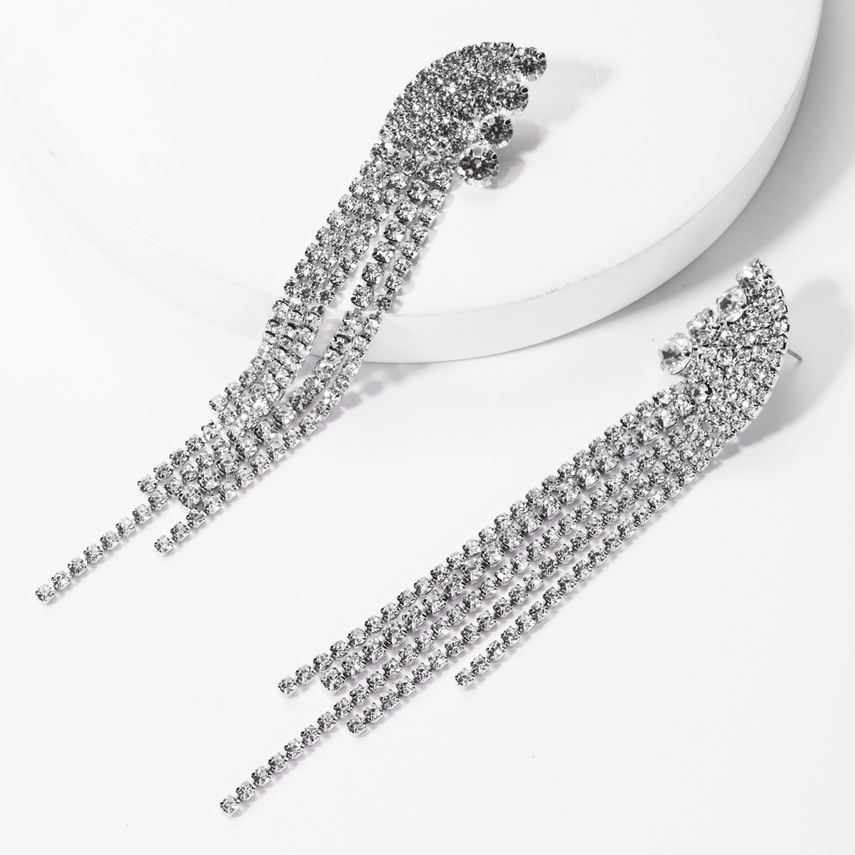 Exaggerated claw chain fashion rhinestone diamond long tassel earrings women's fashion eye-catching runway show earrings cool wind
Exaggerated claw chain fashion rhinestone diamond long tassel earrings women's fashion eye-catching runway show earrings cool wind