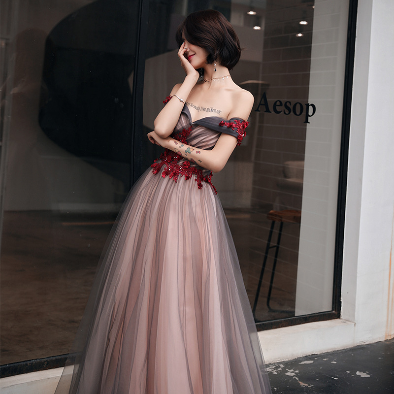 Burgundy Chinese Oriental Wedding Female Noble Cheongsam Off Shoulder Evening Dress Elegant Modern Celebrity Banquet Dresses
Burgundy Chinese Oriental Wedding Female Noble Cheongsam Off Shoulder Evening Dress Elegant Modern Celebrity Banquet Dresses