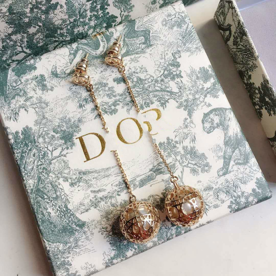 Dijia/D letter fishing net earrings 925 silver needle 2020 new high quality elegant all-match
Dijia/D letter fishing net earrings 925 silver needle 2020 new high quality elegant all-match