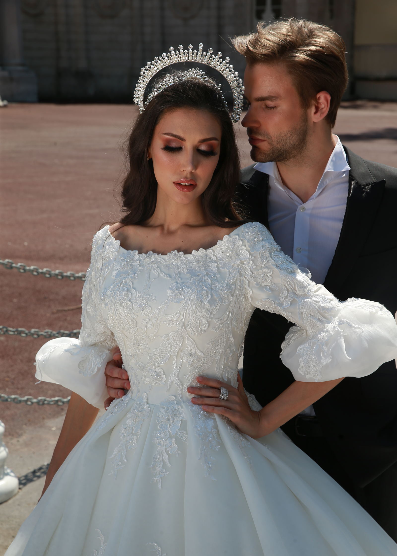 2021 Gorgeous Ball Gown Wedding Dresses Lace Off Shoulder Applique Long Sleeve Bridal Gowns Custom Made Backless Wedding Dress Robes