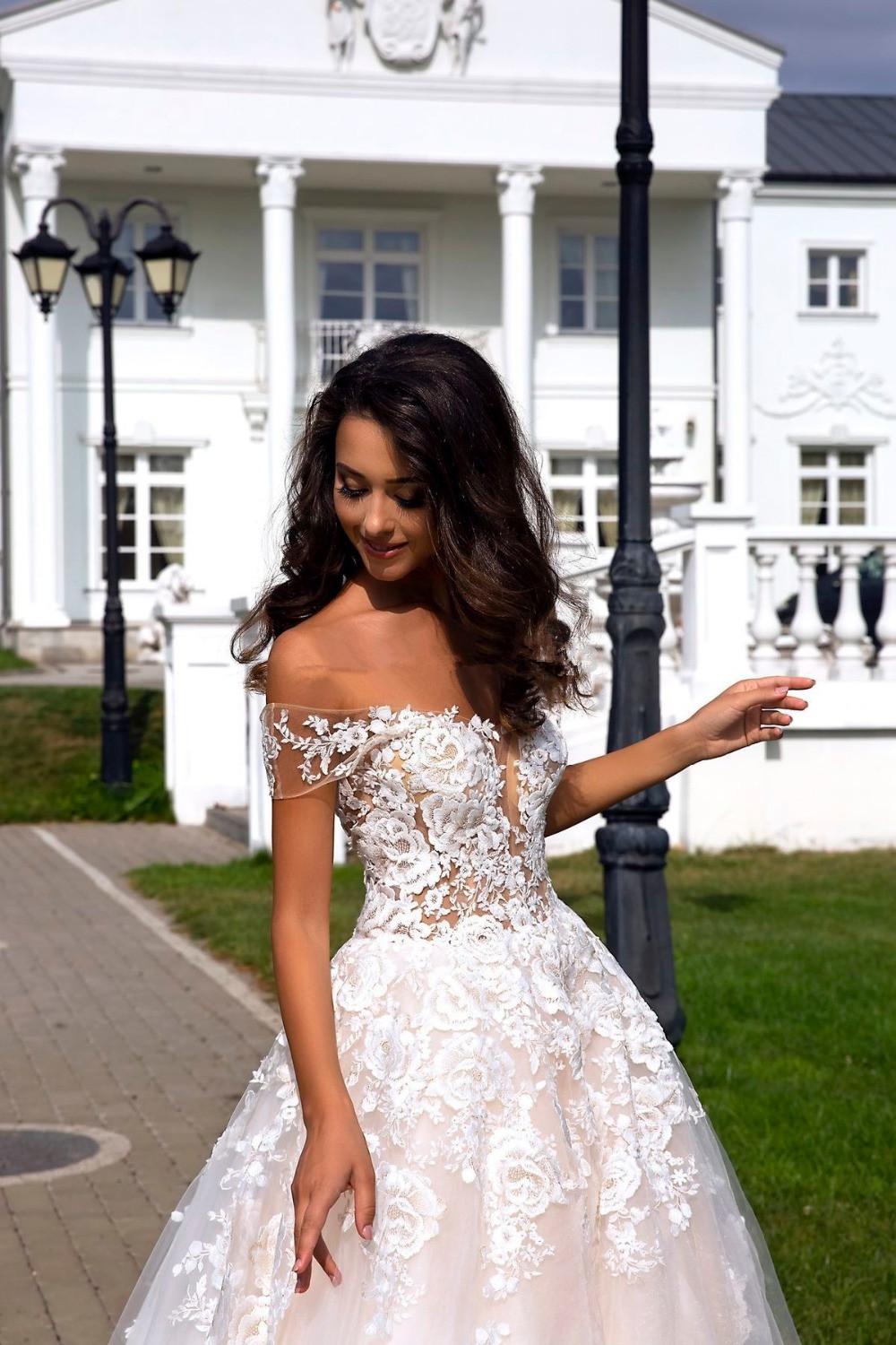 New A Line Princess Plus Size Dresses Off Shoulder V Neck Tulle Backless Lace Appliques Boho Wedding Bridal Gown Vestido De Noiva