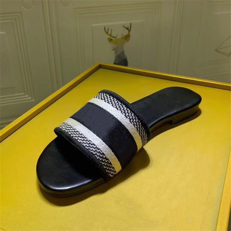 Paris Luxury Designers Scuffs Womens Slipper WOMEN Sandals Beach Slide Slippers Girls Flip Flops Loafers Vintage Embroidered Floral Slippers, Black
Paris Luxury Designers Scuffs Womens Slipper WOMEN Sandals Beach Slide Slippers Girls Flip Flops Loafers Vintage Embroidered Floral Slippers, Black